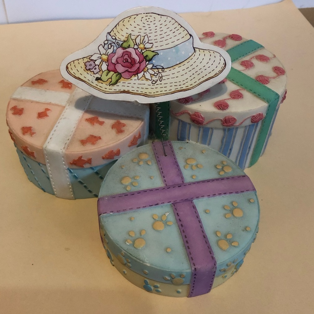 Calico kittens figure stand hat boxs  2000, rare.